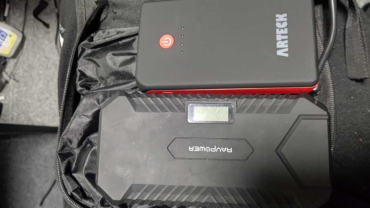激安セール Arteck ジャンプスターター 12V車用エンジンスターター 8000mAh ポータブル充電器最大800A LED緊急ライト搭載  スマホ急速充電器 fucoa.cl